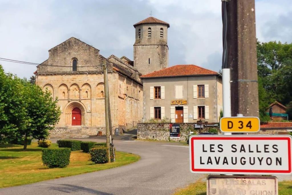 Cottage By The Chateau With Pool In National Parc Les Salles-Lavauguyon Bagian luar foto