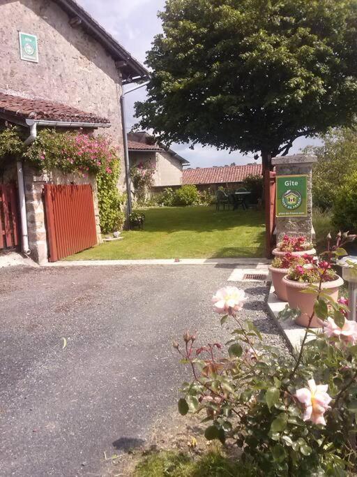 Cottage By The Chateau With Pool In National Parc Les Salles-Lavauguyon Bagian luar foto